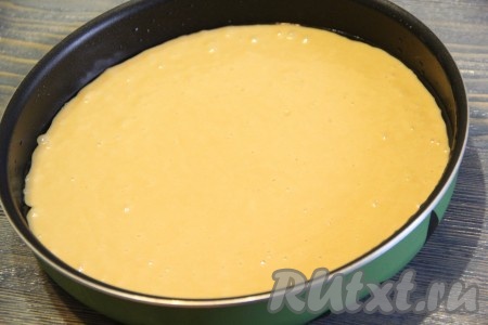Форму для выпекания смазать растительным масло, вылить тесто в форму. Поставить форму с тестом в холодную духовку.
