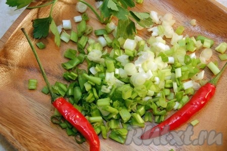 Нарежем мелко зеленый лук и приготовим маленький острый перчик.