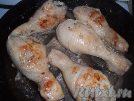 Затем подлить в сковороду с мясом несколько ложек воды, прикрыть сковороду крышкой, уменьшить огонь и потушить курицу до готовности, примерно, 30 минут.

