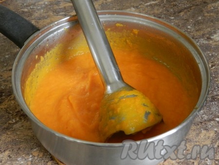 Пюрировать овощи блендером, постепенно подливая бульон, до той консистенции супа-пюре, которая вас устраивает.
