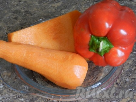 Морковь, болгарский перец и тыкву вымыть и очистить.
