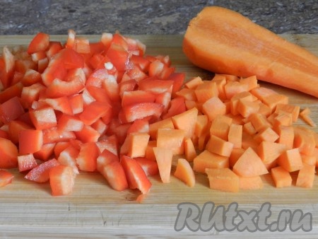 Также нарезать морковь и перец.
