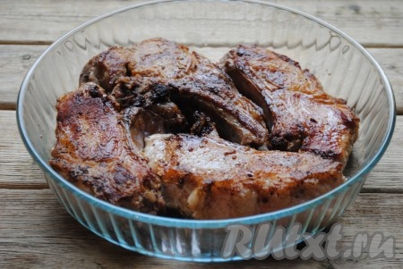 Выложить свиную корейку на кости в жаропрочную форму (при желании форму можно смазать растительным маслом). 
