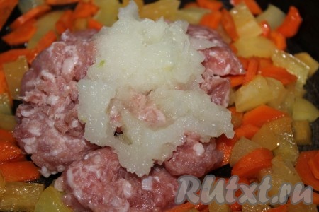 Затем добавить в сковороду к моркови и перцу мясной фарш и натертый на мелкой терке лук.
