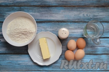 Для приготовления заварного теста подготовить: яйца, муку, сливочное масло, воду и щепотку соли.
