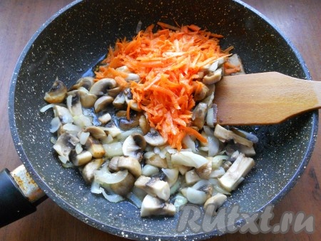 Обжарить лук с грибами, иногда помешивая, до небольшой румяности, затем добавить натертую морковь.
