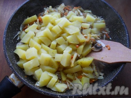 Капусту перемешать с остальными продуктами, добавить отваренный картофель.