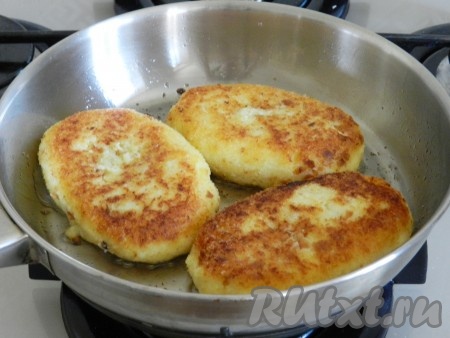 В сковороде разогреть растительное масло, выложить картофельные зразы с капустой и обжарить до золотистой корочки с двух сторон. Затем накрыть крышкой и довести до готовности на медленном огне в течение 5-8 минут.