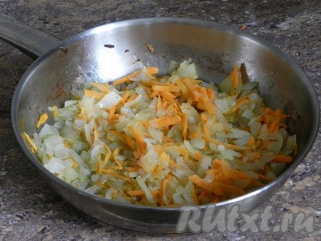 Натёртую морковь и мелко нарезанный лук обжарить на растительном масле до золотистого цвета, иногда помешивая. Посолить и поперчить.