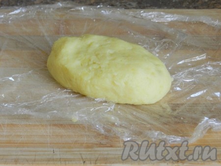 Если не хотите использовать пленку, немного смочите руки водой, чтобы картофель не прилипал к рукам.