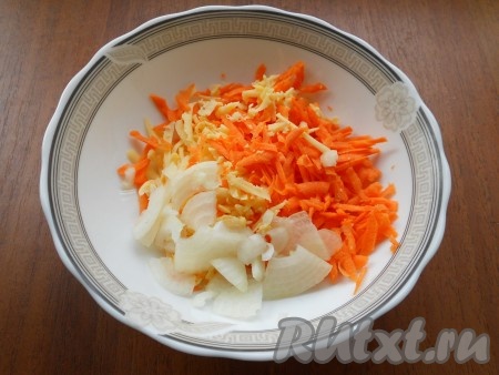 Сыр и морковь натереть на крупной терке, добавить нарезанный репчатый лук, перемешать.
