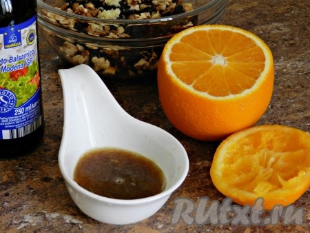 Для приготовления заправки смешать апельсиновый сок и бальзамический уксус, по вкусу можно добавить соль и сахар (если апельсин кислый), а также черный молотый перец. 