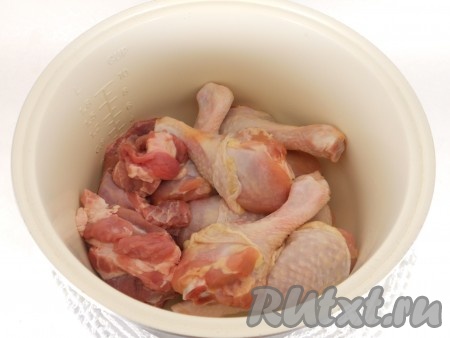 Куриные ножки и мясо вымыть и поместить в чашу мультиварки.