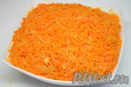 Выложить корейскую морковь на огурцы.
