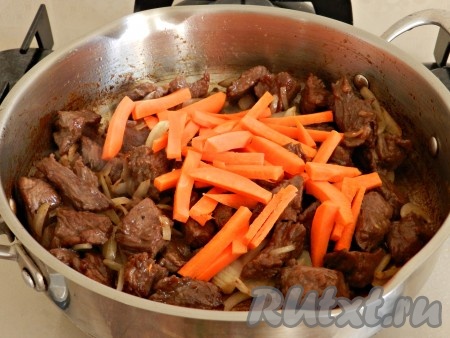 Затем добавить морковь и обжаривать все вместе еще 5-7 минут. 