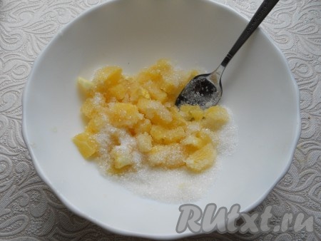 Апельсин очистить и нарезать небольшими кусочками, всыпать сахар, хорошенько размять, чтобы выделился сок. Влить немного воды и довести все до кипения. Сироп с апельсинами остудить.
