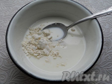 Приготовить заварной крем: половину нормы молока (100 мл) смешать с крахмалом и мукой до однородности.