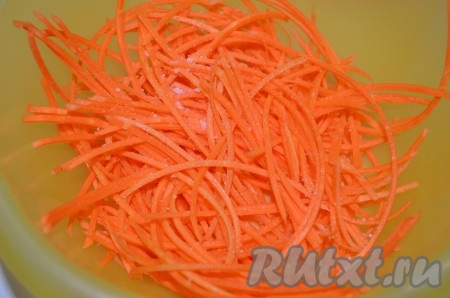 Сложить морковь в миску, посыпать солью, помять и оставить на 15 минут.