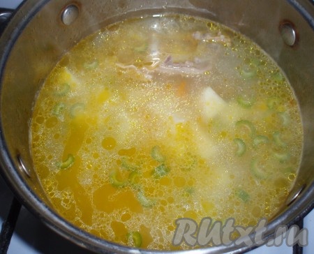 Когда содержимое кастрюли закипит, выложить в суп нарезанный кубиками картофель.
