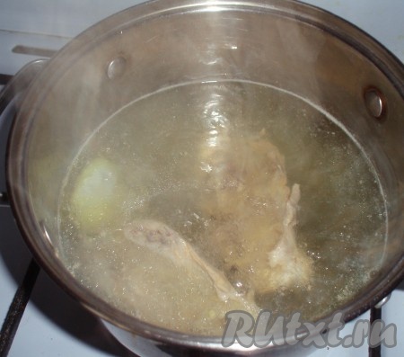 Мясо курицы вымыть, сложить в кастрюлю, залить холодной водой. После закипания снять пену, положить в бульон соль, перец горошком и варить почти до готовности мяса (минут 10-15).
