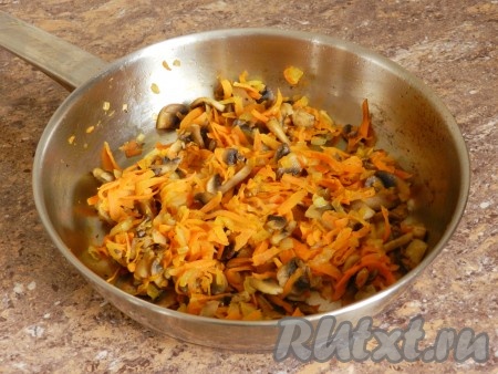 Затем добавить морковь, натертую на терке,  и обжарить все вместе.  Посолить и поперчить в процессе.
