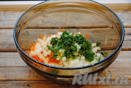 Петрушку мелко порубить, сладкий болгарский перец вымыть, удалить семена и нарезать полукольцами, отправить в салатницу к дайкону, моркови и луку. 
