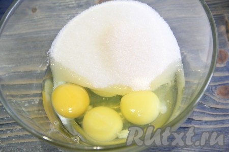 В отдельноё ёмкости соединить яйца, сахар и ванильный сахар.
