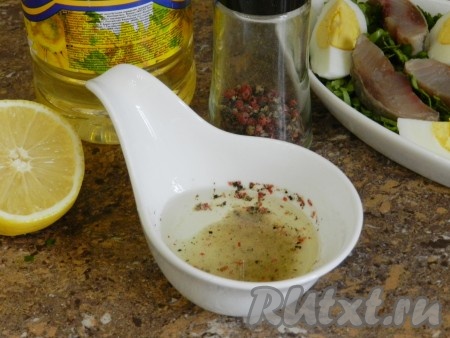 Для приготовления заправки смешать растительное масло, лимонный сок, добавить соль и перец, перемешать.
