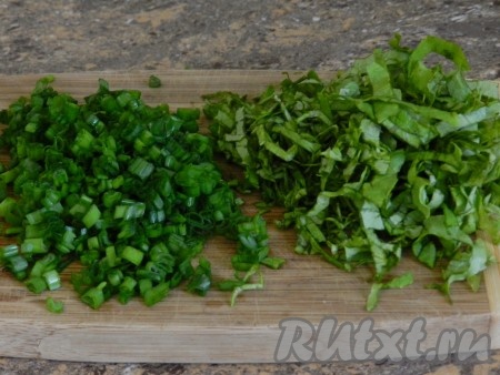 Мелко нарезать зеленый лук и листья салата.
