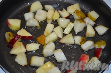 Выложить фрукты в смазанную маслом форму для выпечки. Можно яблоки и груши посыпать корицей.
