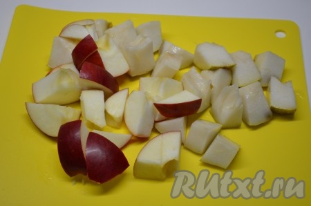 Яблоки и груши очистить от серединки, кожуру можно оставить. Нарезать крупными кусочками или дольками.