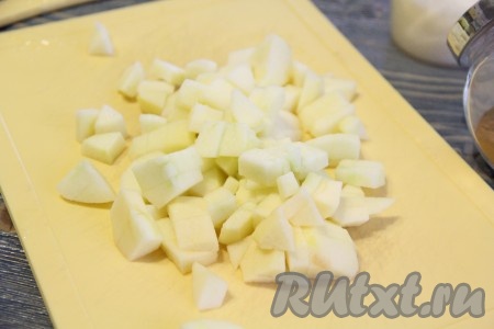 Для приготовления начинки яблоки вымыть, очистить от кожуры и семян. Нарезать яблоки на средние кубики.