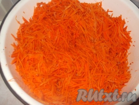 Для начала берем морковь, чистим ее и натираем на терке для корейской моркови.
