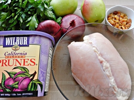 Ингредиенты для приготовления куриной грудки с яблоками и черносливом
