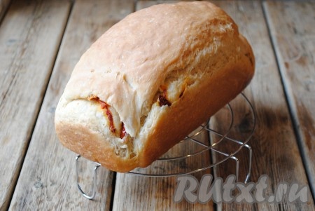 Наивкуснейший, воздушный хлеб с вялеными помидорами готов, достать его из формы и дать полностью остыть, желательно на решётке, чтобы хлеб не подмок. 
