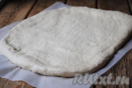 На столе, присыпанном мукой, подготовленное тесто раскатать в пласт толщиной 2-3 сантиметра. 

