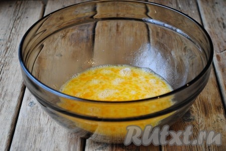 Добавить растопленное охлаждённое сливочное масло и яйцо, ещё раз хорошо размешать венчиком. 
