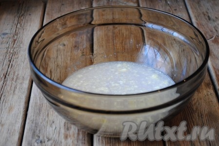 Остывшее растопленное сливочное масло влить в воду с дрожжами, затем добавить соль, перемешать.
