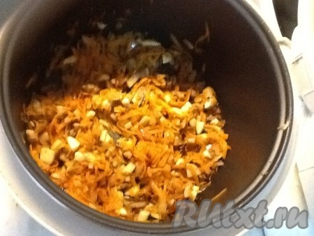 Натереть морковь на крупой терке и добавить в мультиварку к луку и грибам. Хорошо перемешать, посолить и поперчить по вкусу. При необходимости можно добавить немного растительного масла.
