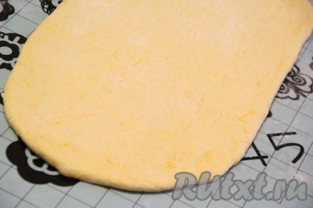 На столе (или на силиконовом коврике), присыпанном мукой, раскатать тесто в пласт толщиной 1 сантиметр. 