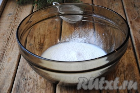 Раскрошить свежие (или насыпать сухие) дрожжи в молоко, всыпать сахар, соль и три столовые ложки просеянной муки. 
