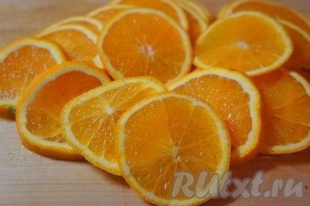 Возьмите столько фруктов, сколько помещается на один стандартный противень. По желанию можно засушить лайм, грейпфрут и т.д. Духовку разогреть до 90-100 градусов. Цитрусовые тщательно вымыть, используя щётку (это важно!). Нарезать тонкими "кружочками" апельсины.