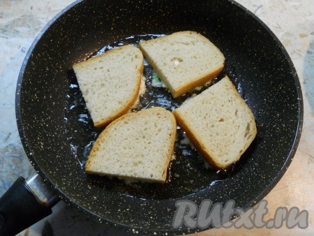 Масло подсолнечное разогреть на сковороде. Выкладывать бутерброды на разогретую сковороду сыром вниз. Жарить на среднем огне до румяности со стороны сыра.
