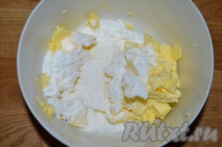 Для приготовления крема взбить сливочное масло с сахарной пудрой в течение 1-2 минут.
