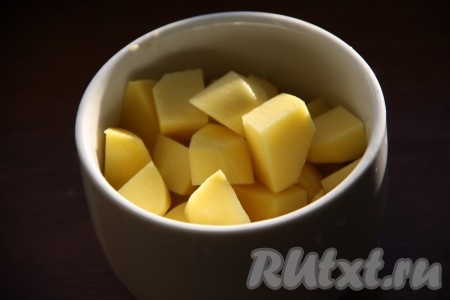 Картофель нарезать кубиками и отправить в бульон с готовой фасолью. Варить до готовности картошки, 15-20 минут.
