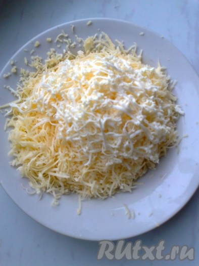 Натираем на средней терке твёрдый сыр, плавленный сырок (можно взять только плавленный сырок или только твердый сыр)