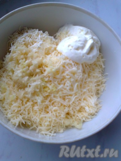 Смешиваем сыр и яйца, при необходимости, солим и перчим, добавляем майонез и чеснок, пропущенный через чесночницу. Тщательно перемешиваем. Масса должна получиться густой.