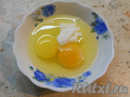 К яйцам добавить чуть соли и сметану, хорошенько расколотить вилкой или венчиком.