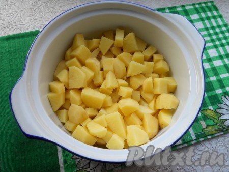 Картофель очистить, вымыть, нарезать кубиками. Поместить картошку в огнеупорную толстостенную кастрюлю, посолить.
