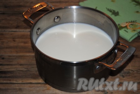 Молоко налить в кастрюлю, отправить на огонь и довести до кипения. 